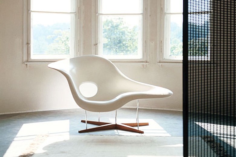 La Chaise - Vitra - Organic Sitting Designed By Charles And Ray Eames ...